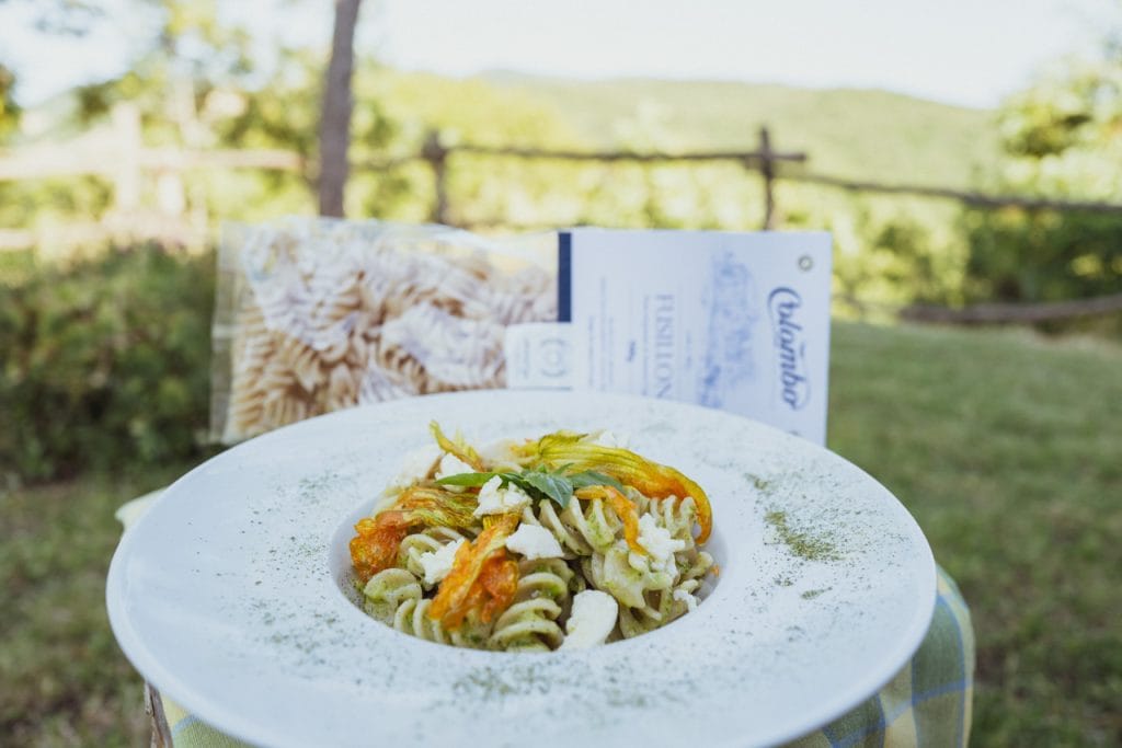 Fusilloni Senatore Cappelli con crema di zucchine, fiori di zucca fritti e ricotta salata