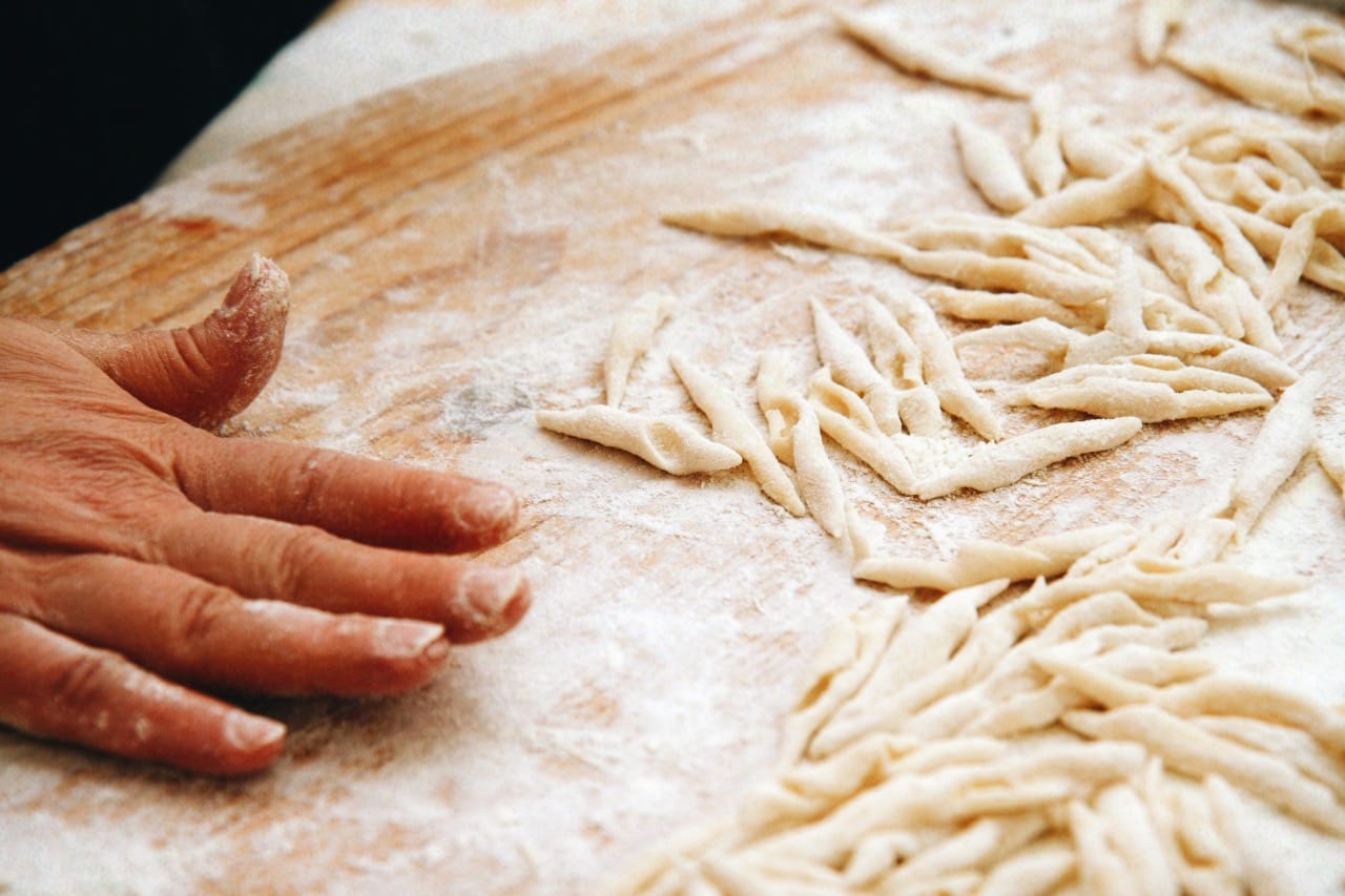 Lavorazione dei fusilli fatti a mano in Molise