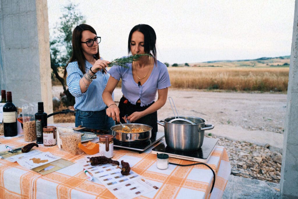 Maria Concetta e Paola che cucinano